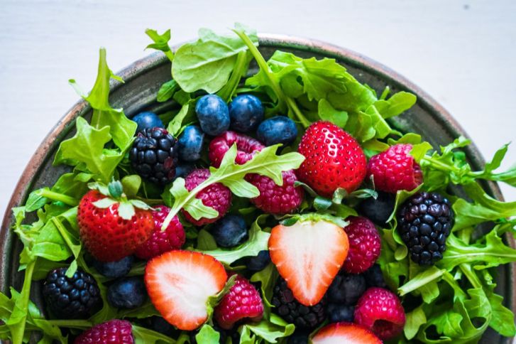 طريقة عمل سلطة التوت