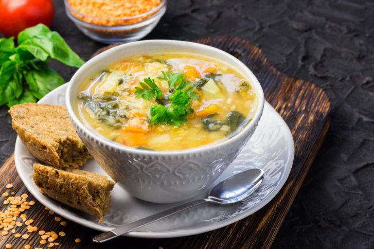 طريقة عمل شوربة السبانخ بالعدس