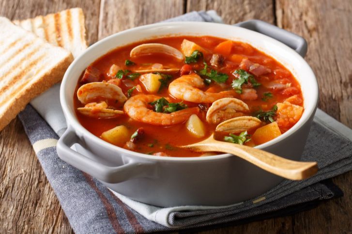 طريقة عمل شوربة السي فود الحمراء