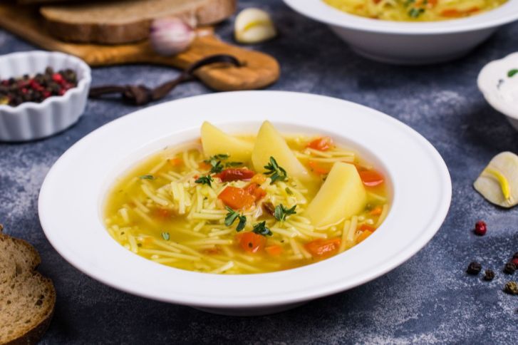 طريقة عمل شوربة الشعيرية بالبطاطا