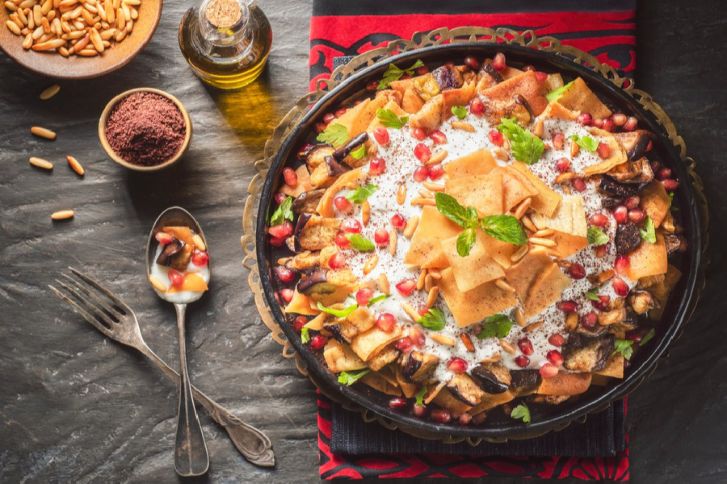 طريقة عمل فتة الباذنجان بالزبادي ودبس الرمان