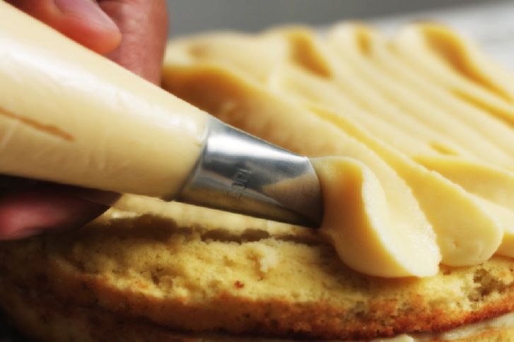 طريقة عمل كريمة الكاسترد لتزيين الكيك