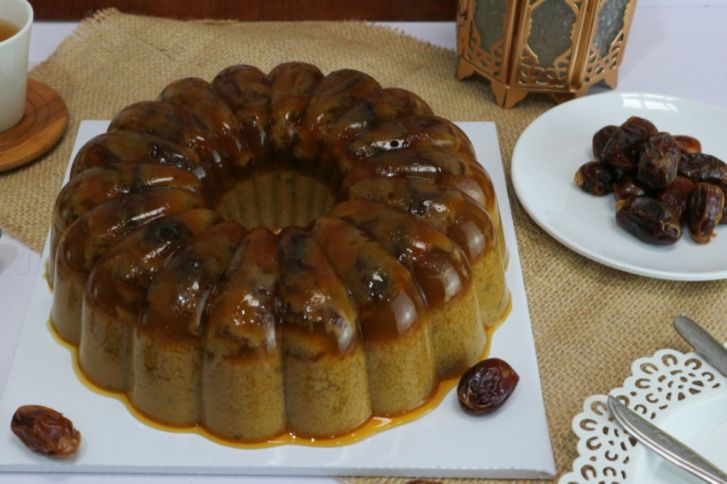 طريقة عمل كيكة التمر المقلوبة