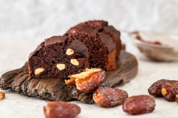 طريقة عمل كيكة التمر بالقرفة