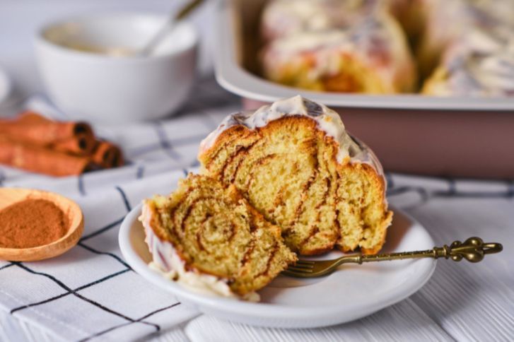 طريقة عمل كيكة السينابون بدون حليب