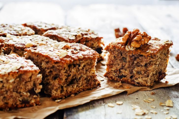 طريقة عمل كيكة الشوفان الصحية بالتمر بدون سكر