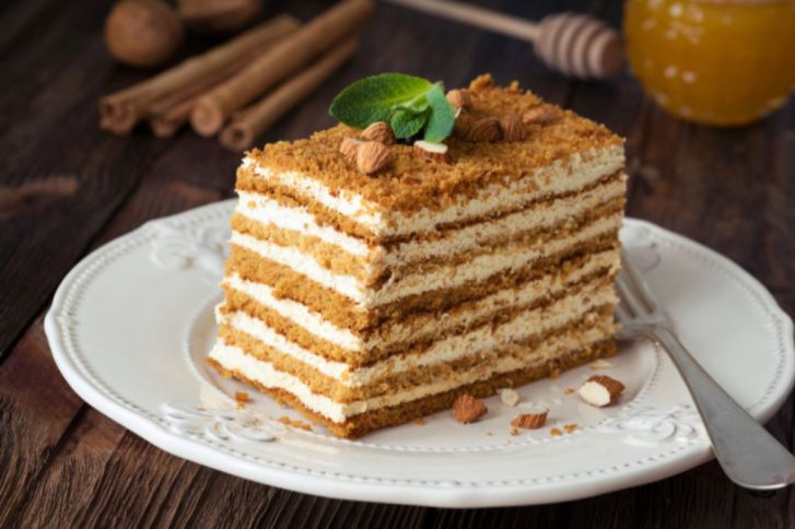 طريقة عمل كيكة العسل الكذابة