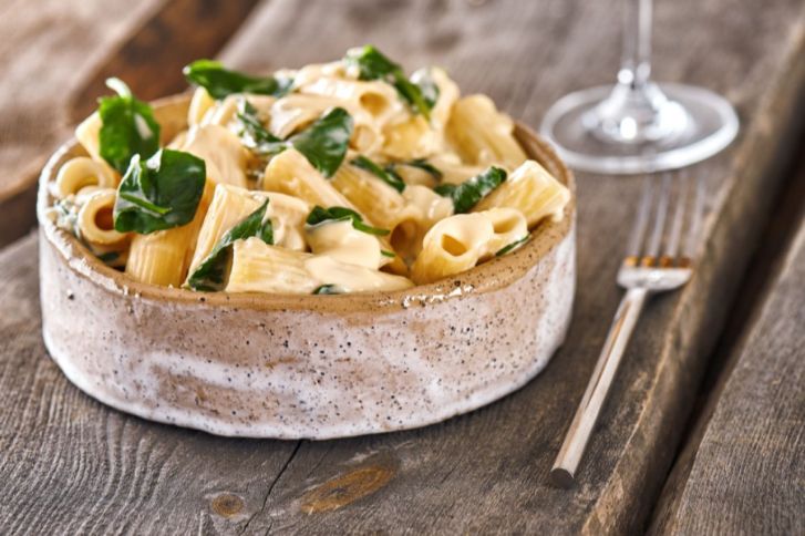طريقة عمل مكرونة ألفريدو بالسبانخ