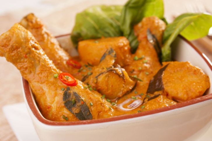 كيفية صنع دجاج بالكاري مع البطاطا