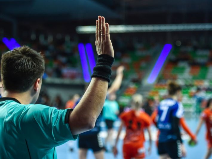 كم عدد حكام كرة اليد؟ وما وظيفة كل منهم؟