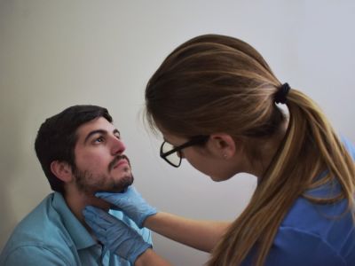 ما هي الحالات التي تتطلب استئصال اللوزتين؟