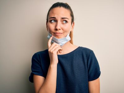 هل يجب الاستمرار بوضع الكمامة بعد تلقي لقاح كوفيد-19؟
