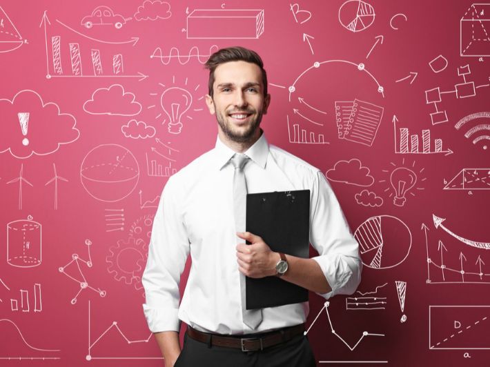 مدير تسويق المنتجات يخطط لاستراتيجيات تسويقية