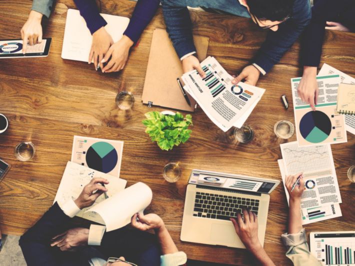 ما هي العوامل المؤثرة على المزيج التسويقي؟