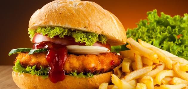 ساندويش السلمون المدخّن مع البيض بخبز البرغر