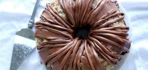 كيكة الشوكولاتة بالصوص هشة ولذيذة