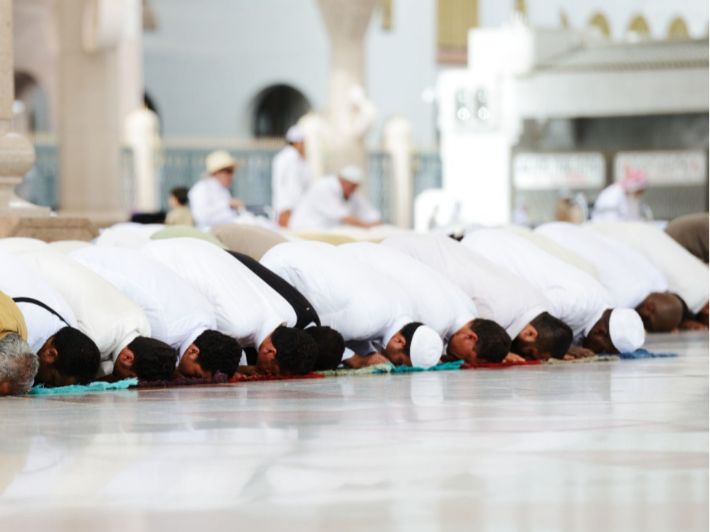 ما حكم من سجد قبل الإمام؟