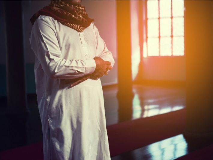 حكم وضع اليدين تحت السرة في الصلاة