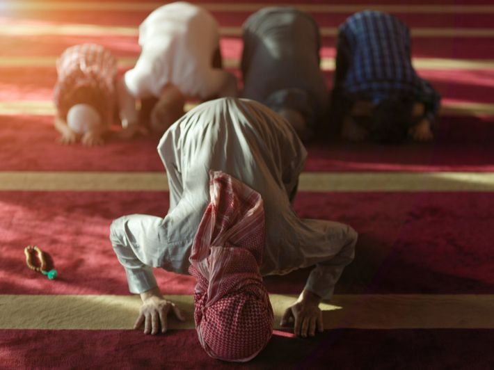كيف يقف المأموم مع الإمام؟