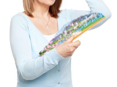 أسباب الهبات الساخنة في سن اليأس ومتى تنتهي؟ أسباب الهبات الساخنة في سن اليأس ومتى تنتهي؟