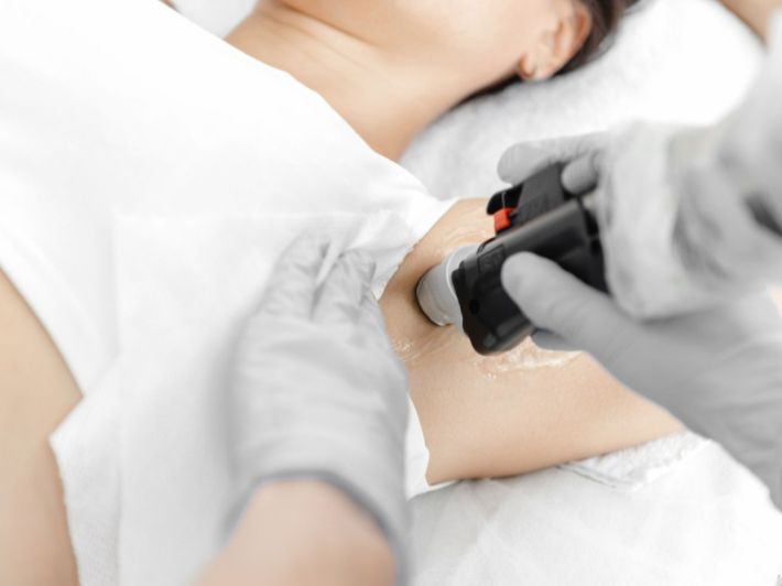 كيفية إزالة شعر الإبط من الجذور بدون ألم