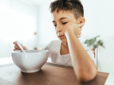 أضرار عدم أكل الطفل والحل
