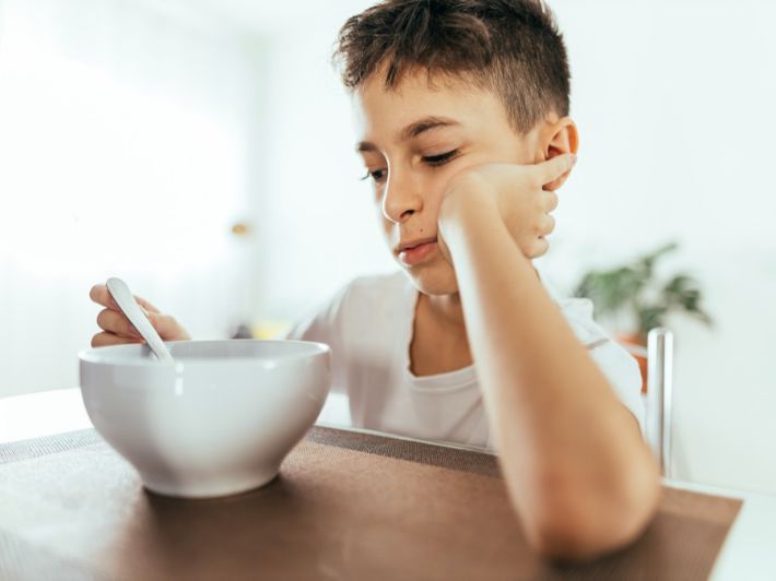 أضرار عدم أكل الطفل والحل
