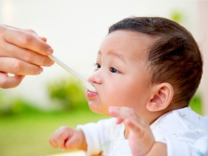 تجنبي هذه الأكلات التي تسبب المغص لطفلك الرضيع