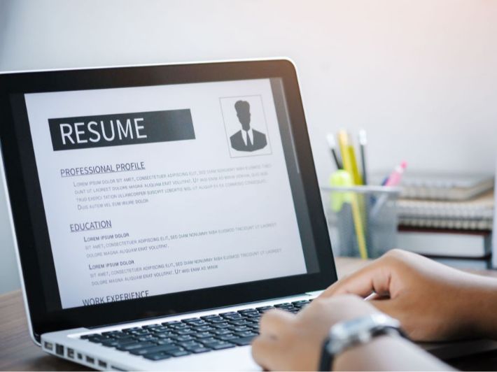 أفضل مواقع تساعدك على إنشاء السيرة الذاتية بشكل مميز