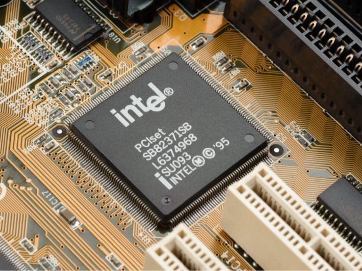 الصين تمنع استخدام رقائق «Intel» و«AMD» بأجهزة الكمبيوتر الحكومية