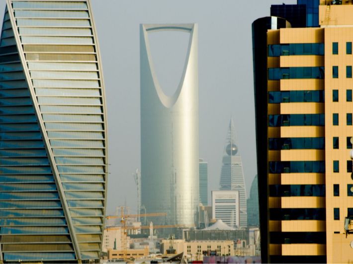 أشهر محلات برج المملكة: وجهتك للتسوق