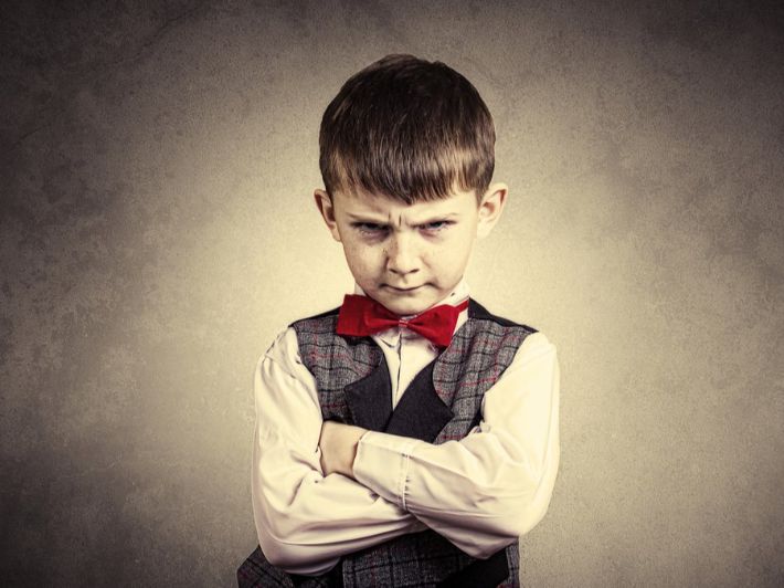 كيف يمكن تعديل سلوك الطفل العنيد والعصبي؟