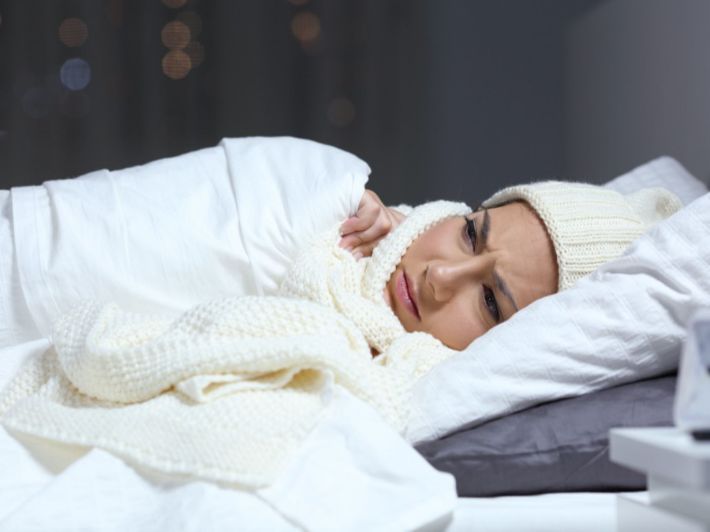 أسباب برودة الجسم أثناء النوم