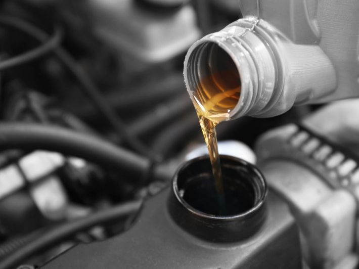 تسرب البنزين إلى زيت المحرك: الأسباب والحلول