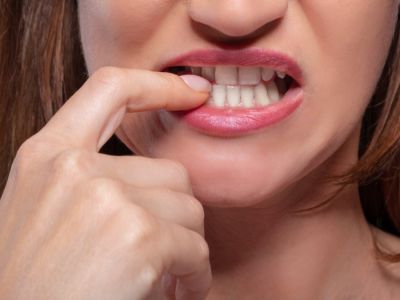 هل يوجد عصب في الأسنان الأمامية؟