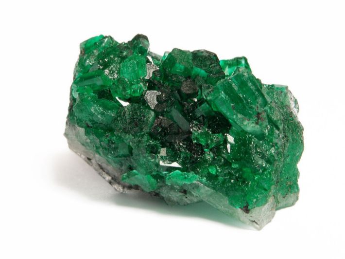 ما الفرق بين اليشم والزمرد؟